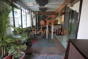 Pintu masuk properti