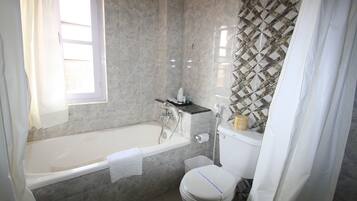 Deluxe Room | Bathroom | Combined shower/bathtub, free toiletries, hair dryer