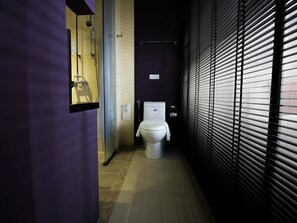 Shower, bidet, towels - Rich Boutique Hotel (Cha-am)