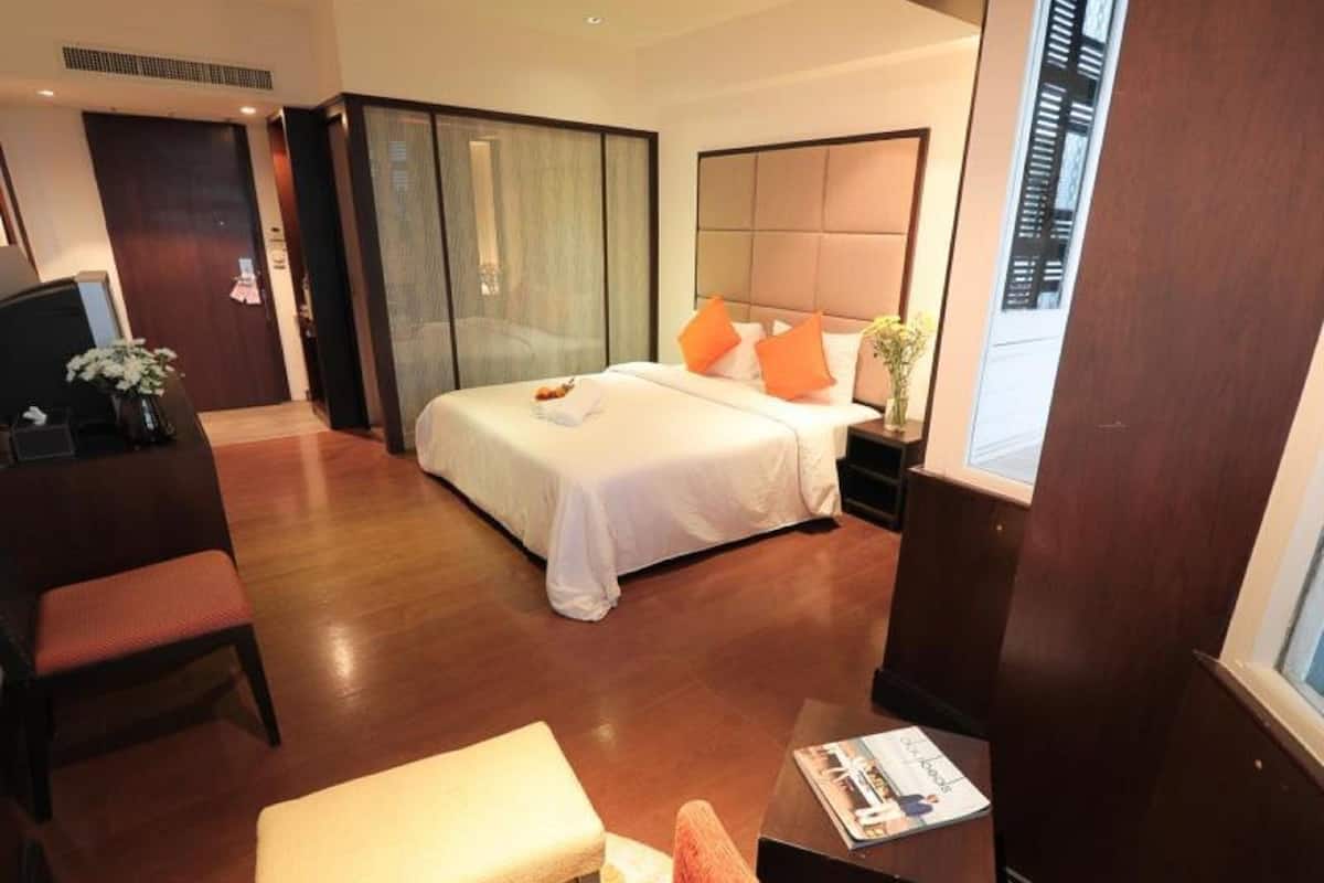 Desk, rollaway beds, free WiFi, bed sheets