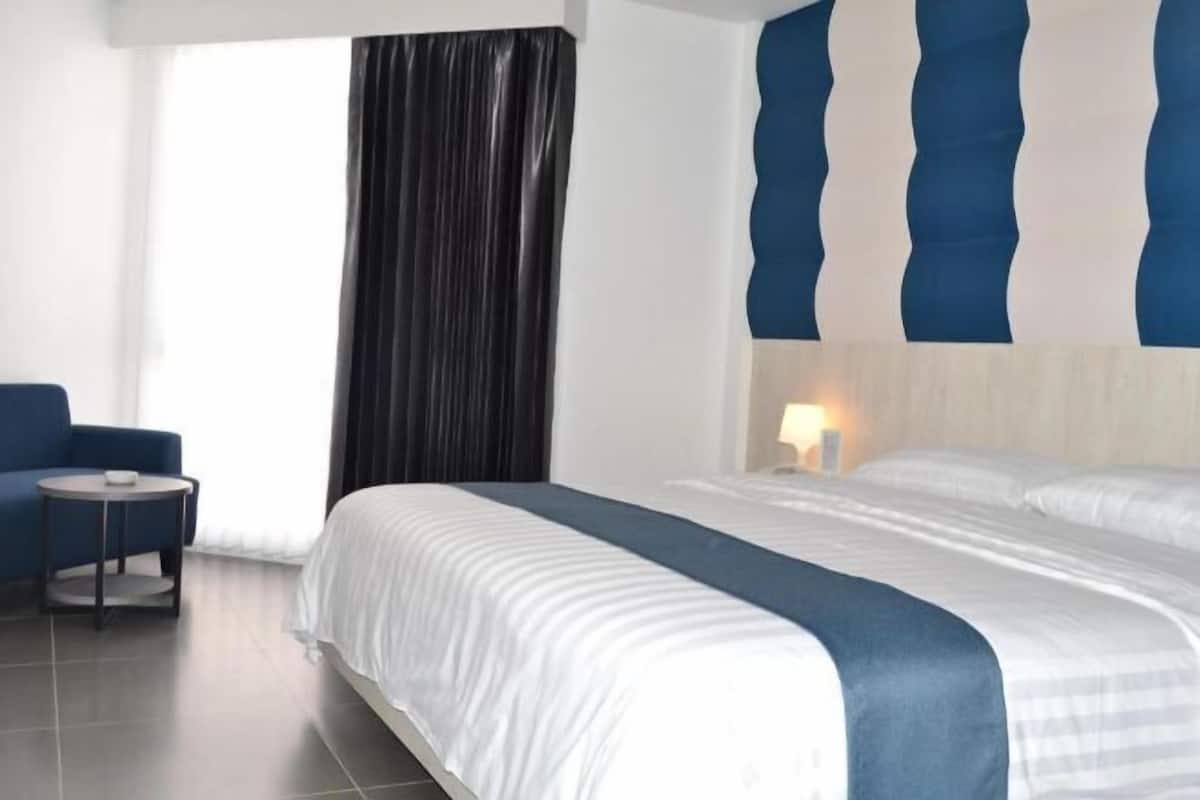 Frigobar, cofres nos quartos, escrivaninha, Wi-Fi de cortesia