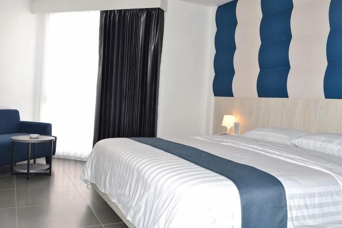 Minibar, in-room safe, desk, WiFi (free)