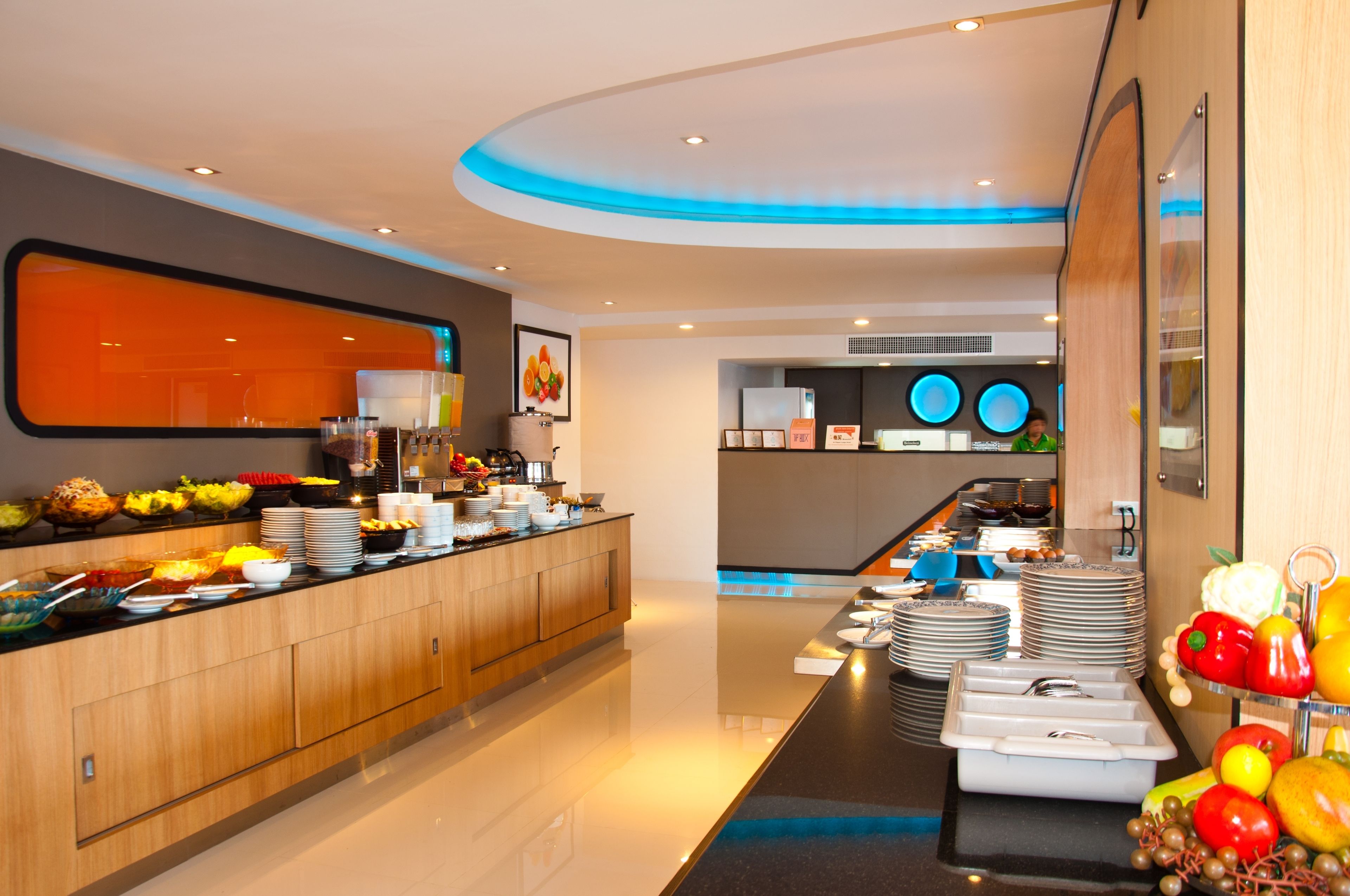 Une cuisine d’hôtel moderne, dotée d’un buffet proposant une grande variété de plats, et présentant un design épuré et contemporain.