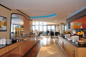 International cuisine - Flipper Lodge Hotel (Pattaya)