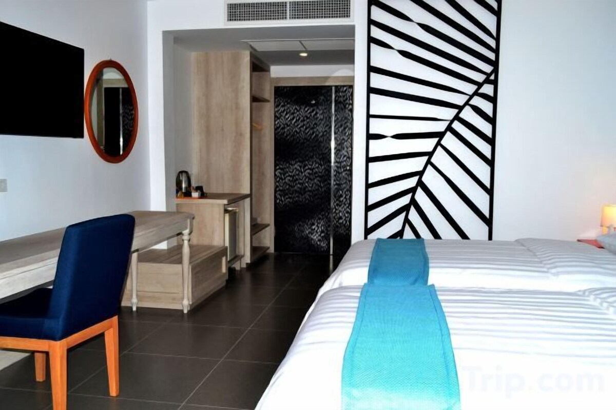 Minibar, in-room safe, desk, free WiFi