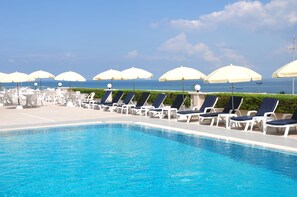 Outdoor pool - Flipper Lodge Hotel (Pattaya)