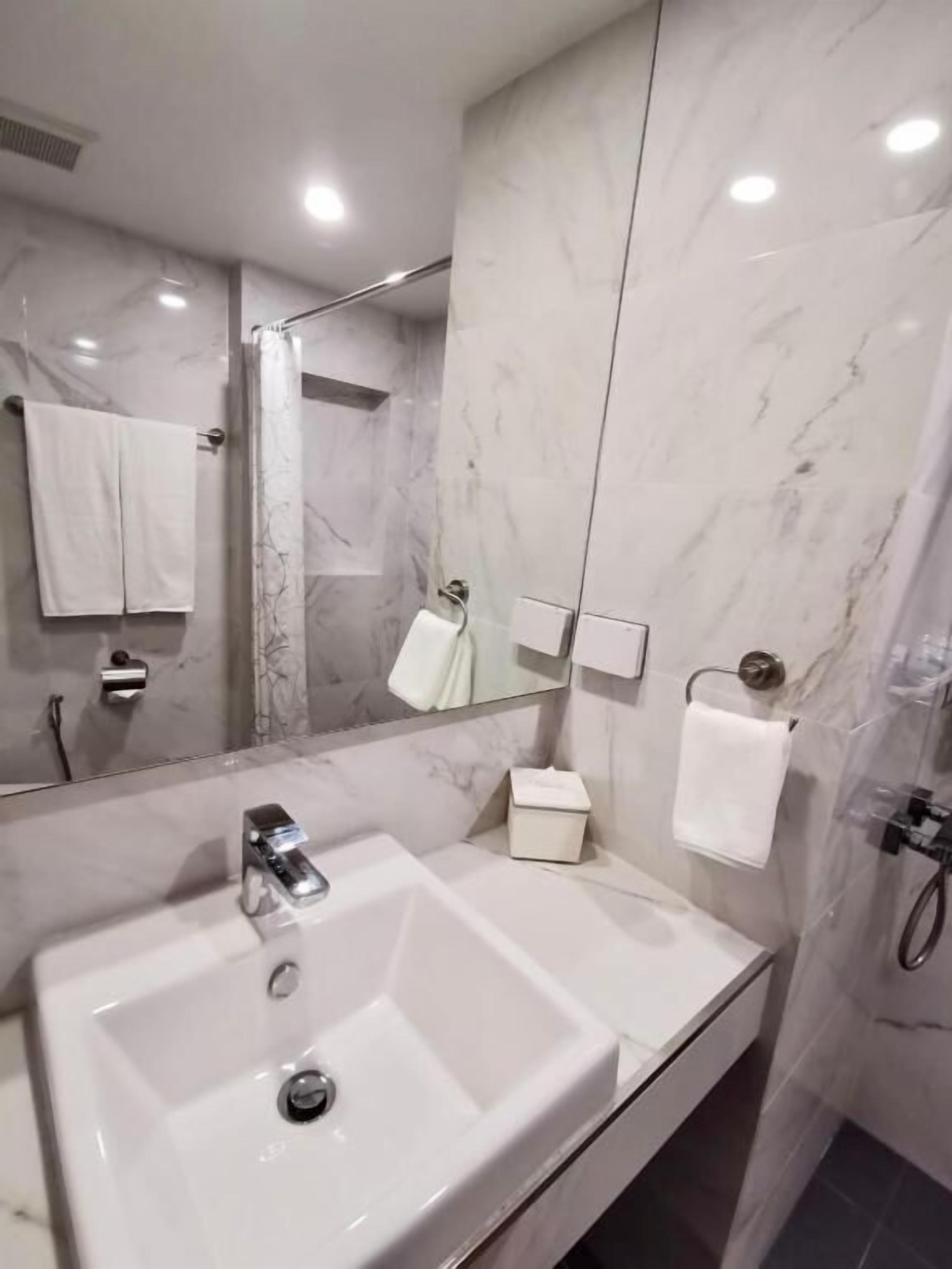 Phòng tắm | Buồng tắm vòi sen, đồ dùng nhà tắm miễn phí, máy sấy tóc 