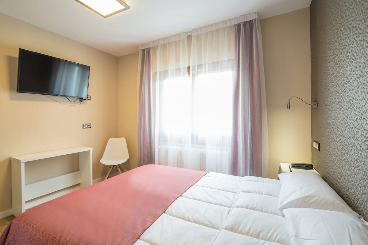 Double Room, Jetted Tub | WiFi (free), bed sheets
