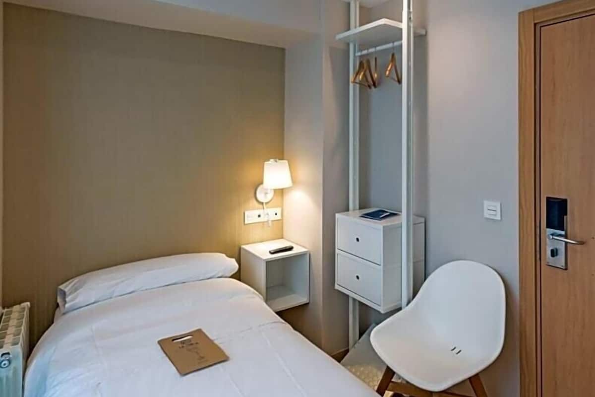 WiFi (free), bed sheets