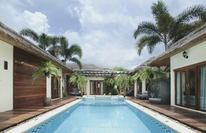 Una piscina al aire libre