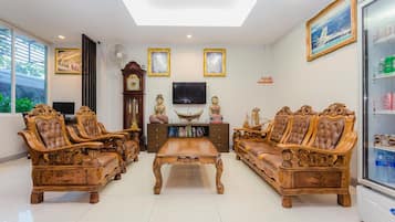 32-inch LCD TV with satellite channels, TV