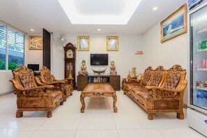 Televisión LCD de 32 pulgadas con canales vía satélite y televisión 