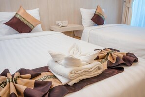 Minibar, escritorio y wifi gratis 