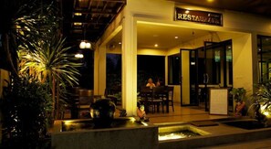 Se sirven desayunos, comidas, cenas y cocina tailandesa 