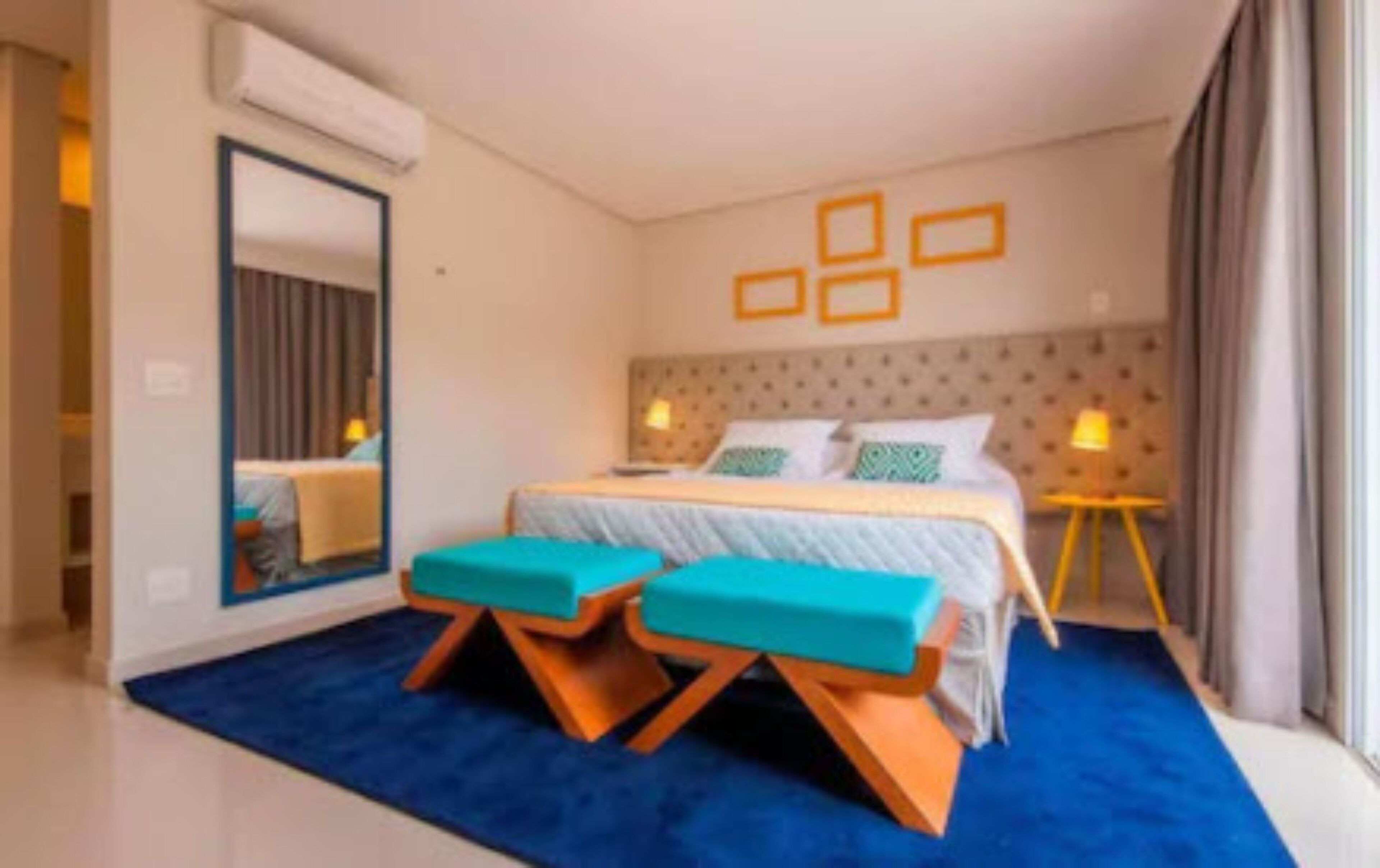 Roupas de cama premium, frigobar, cofres nos quartos, cortinas blackout