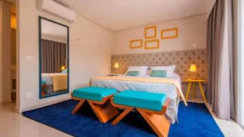 Roupas de cama premium, frigobar, cofres nos quartos, cortinas blackout