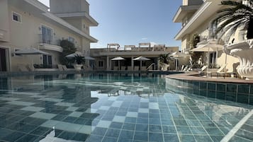 Piscine extérieure, chaises longues