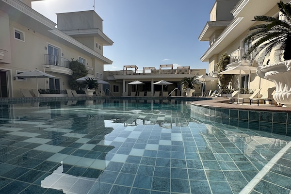 Piscine extérieure, chaises longues