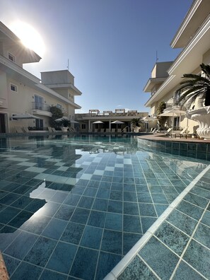 Outdoor pool, open 8:00 AM to 8:00 PM, pool loungers - Hotel Doral Guarujá (Guarujá)