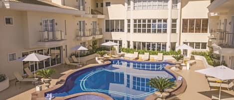 Piscina externa, funciona das 8h às 20h, espreguiçadeiras