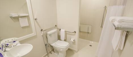 Een badkamer met toilet, wastafel en douche.