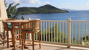 Condo, 1 Bedroom | Outdoor dining | 2 restaurants, breakfast served