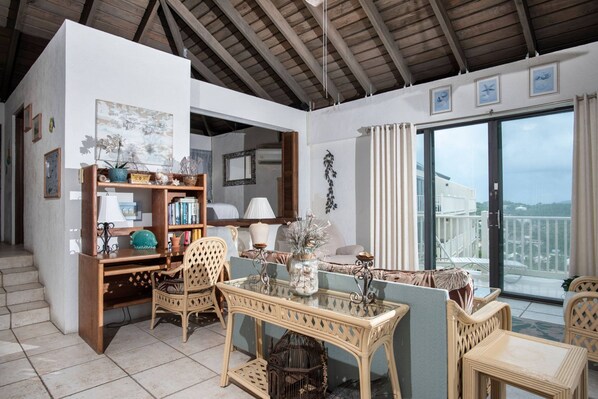 Condo, 1 Bedroom | Tempat makan | 2 restoran, sarapan dihidangkan 