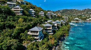 Une station balnéaire dotée de nombreuses villas en bord de mer, d’une végétation luxuriante et d’eaux cristallines.