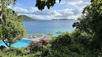 3 outdoor pools, open 6:00 AM to 9:00 PM, pool loungers