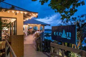 2 restaurants; breakfast, lunch, dinner, and brunch served