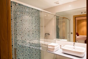 Quarto casal superior | Banheiro | Banheira de imersão, chuveiro com efeito de chuva