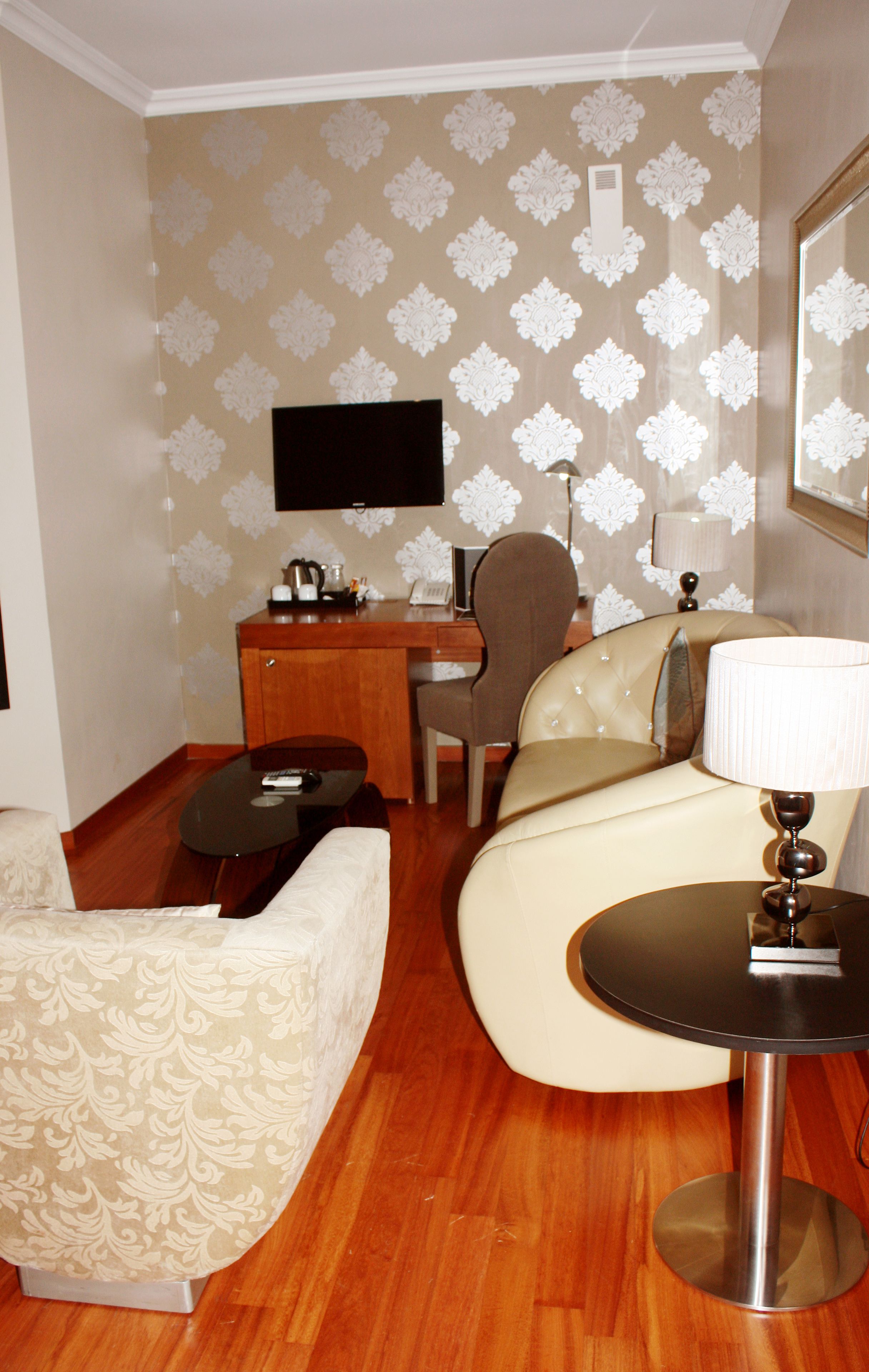 suite, 1 bedroom | living room | led tv