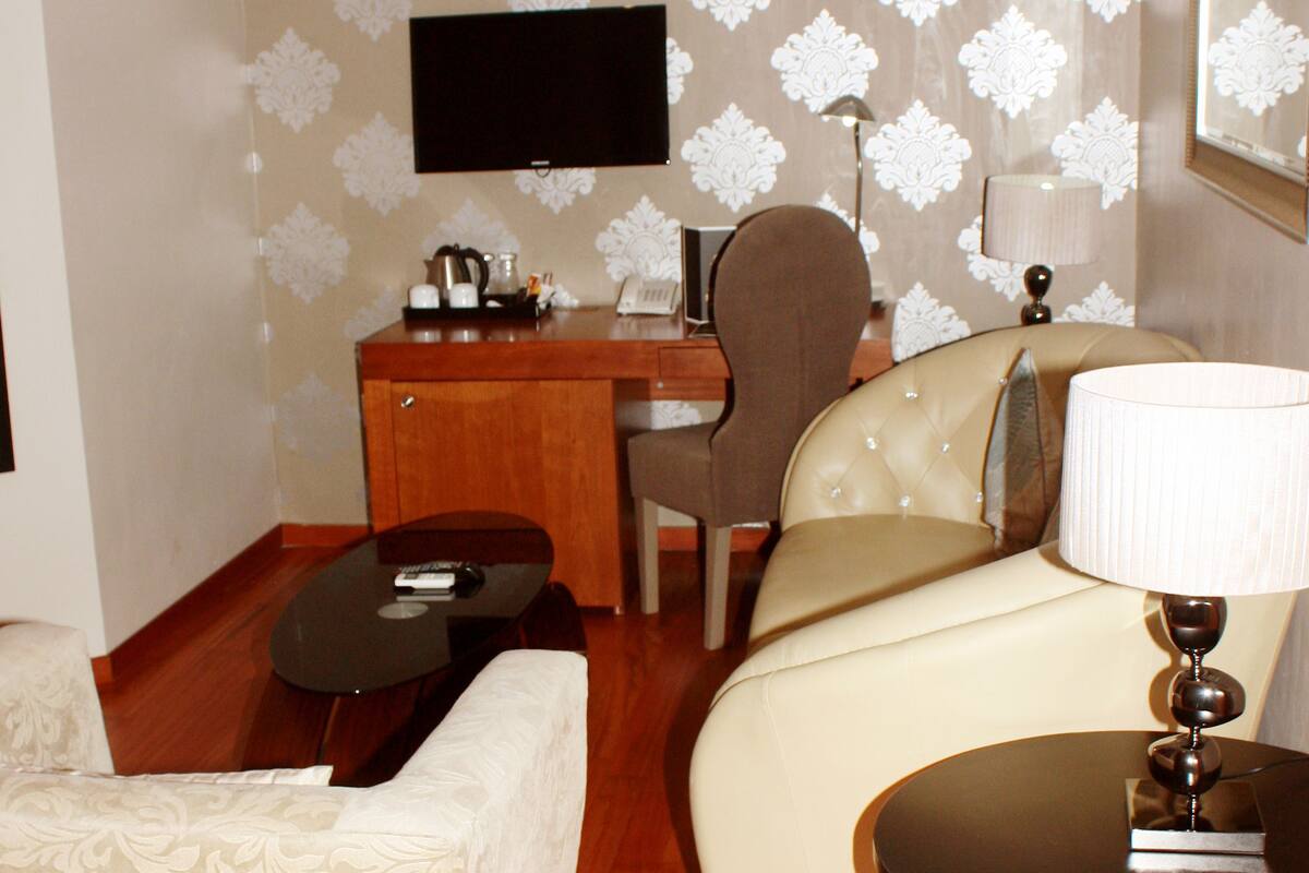 suite, 1 bedroom | living room | led tv