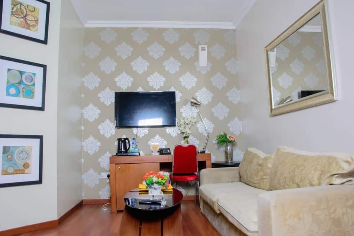 suite, 1 bedroom | living area | led tv