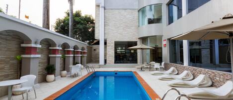 Kolam renang outdoor, dengan payung kolam renang