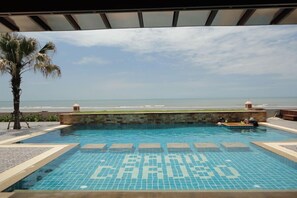 Kolam renang outdoor, dengan payung kolam renang dan kursi berjemur