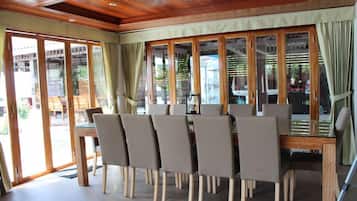 Private House with Pool | In-room dining
