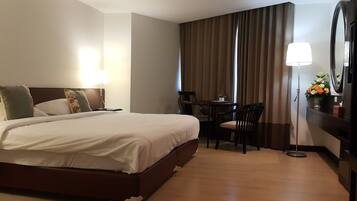 Deluxe Room | Desk, blackout drapes, WiFi (free), bed sheets