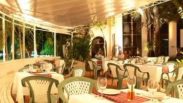 Breakfast, lunch, dinner served; international cuisine