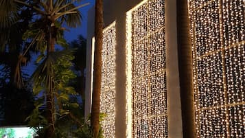 Fachada de la propiedad por la tarde o noche