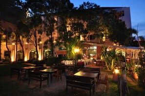 供應早餐、午餐、晚餐；多國菜