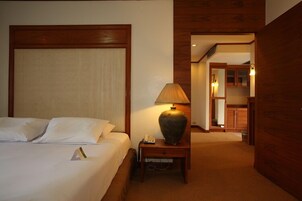 办公桌、遮光窗帘、免费 WiFi、床单