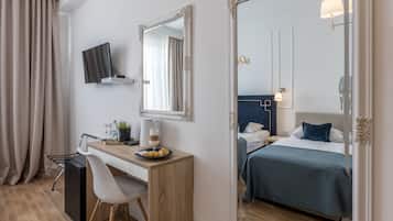 Chambre Triple Standard | Coffres-forts dans les chambres, bureau, rideaux occultants