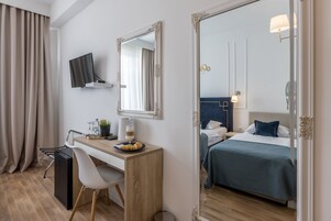 Standardværelse til 3 personer | Pengeskab på værelset, skrivebord, mørklægningsgardiner, lydisolering