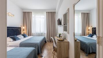 Habitación triple estándar | Caja de seguridad en la habitación, escritorio y cortinas blackout