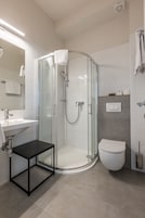 Dusche, kostenlose Toilettenartikel, Haartrockner, Hausschuhe