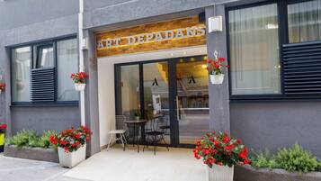 Vista frontal de la propiedad