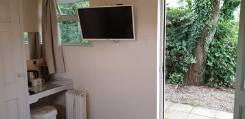 Superior Twin Room (Ensuite with Shower, Garden View) | Room amenity