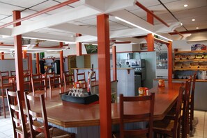 Frukost enligt egen beställning varje dag (EUR 8.50 per person)