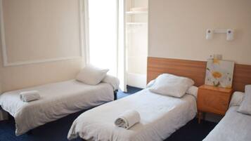 Caja de seguridad en la habitación y tabla de planchar con plancha